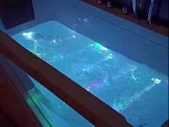 Banheira de spa com recurso de cachoeira para mergulho único