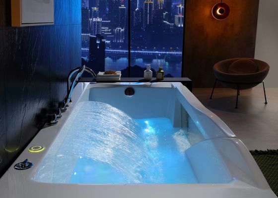 Banheira de spa com recurso de cachoeira para mergulho único