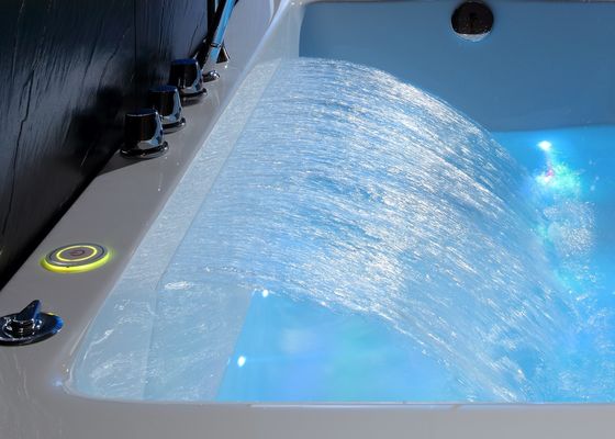 Banheira de spa com recurso de cachoeira para mergulho único
