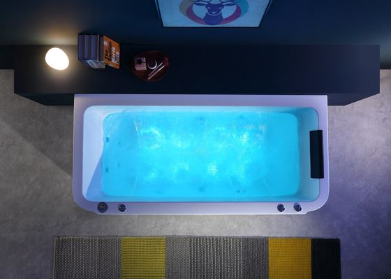 Banheira de massagem com avental integrado e torneira de cascata de cromo independente