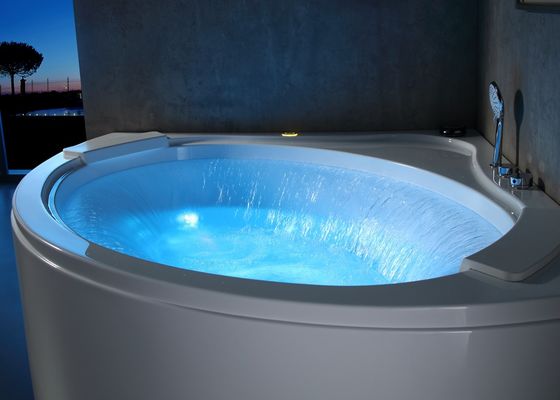 Banheira de massagem de cascata com sistema de transbordamento tipo U