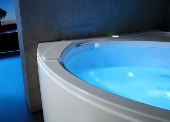Banheira de massagem de cascata com sistema de transbordamento tipo U