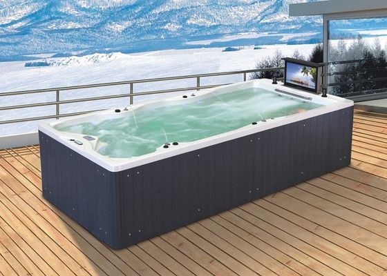 Piscina integrada de spa ao ar livre com painel de controle de luz de fundo colorido