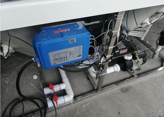 Piscina integrada de spa ao ar livre com painel de controle de luz de fundo colorido